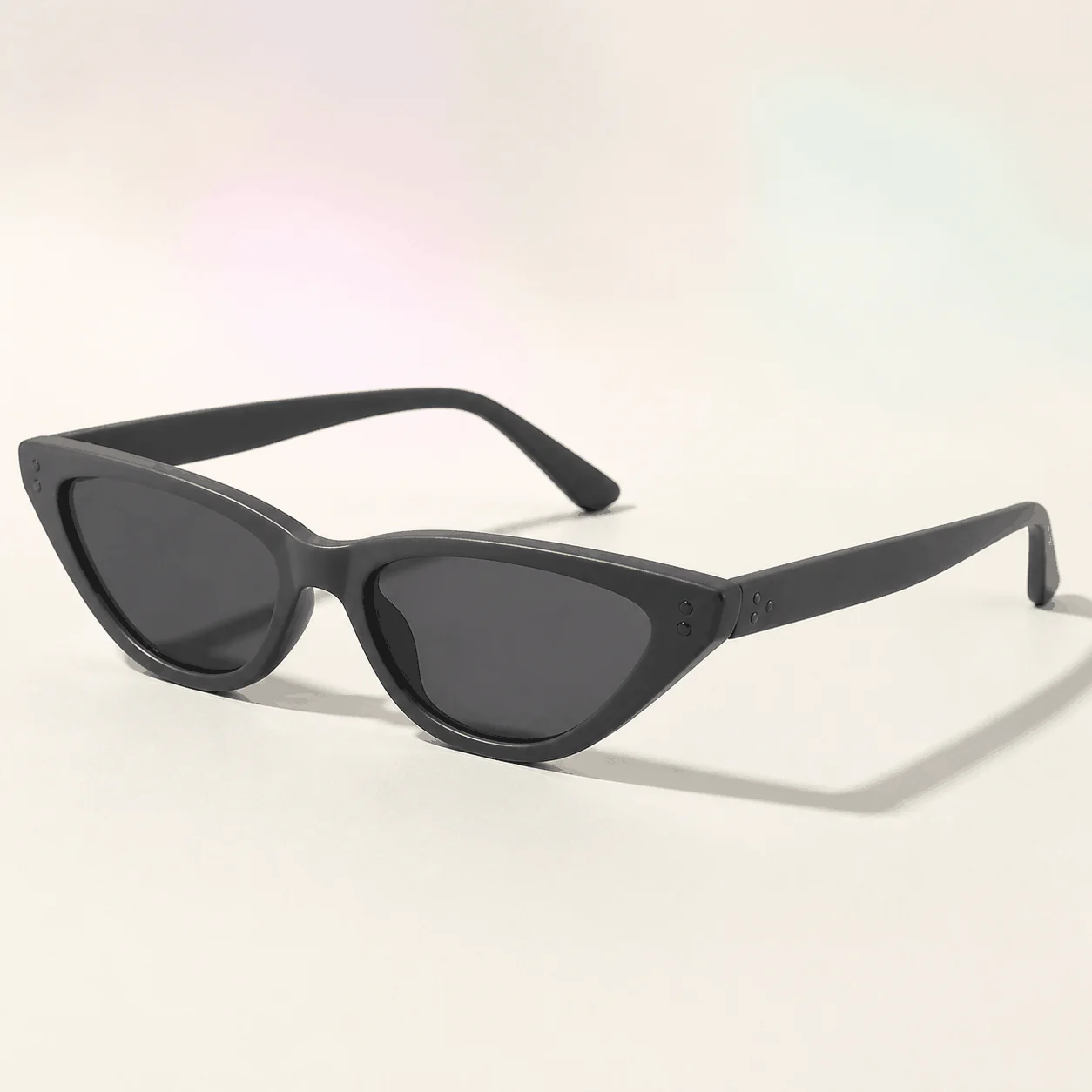 Noirline Cat Eye Sunglasses - Charcoal material detail